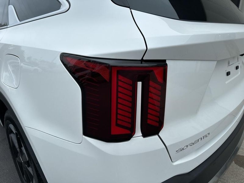 2025 Kia Sorento Plug-In Hybrid SX PrestigeImage 9