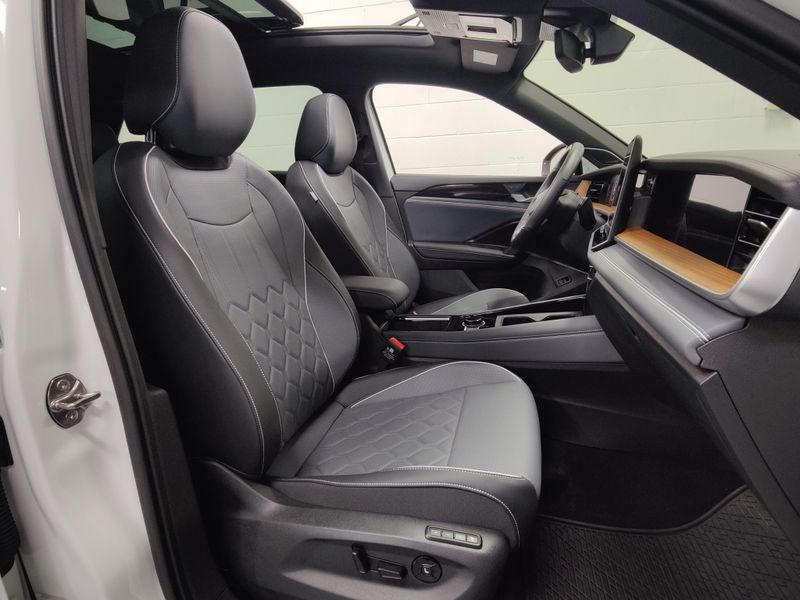 Used 2025 Volkswagen Tiguan SEL R-Line AWD w/Sunroof/NavImage 5