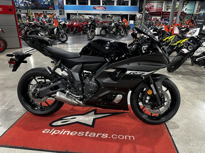 Used 2024 Yamaha YZF-R7 CA Image 2