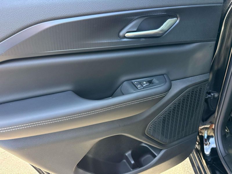 New 2026 Jeep Grand Cherokee Laredo 4x2