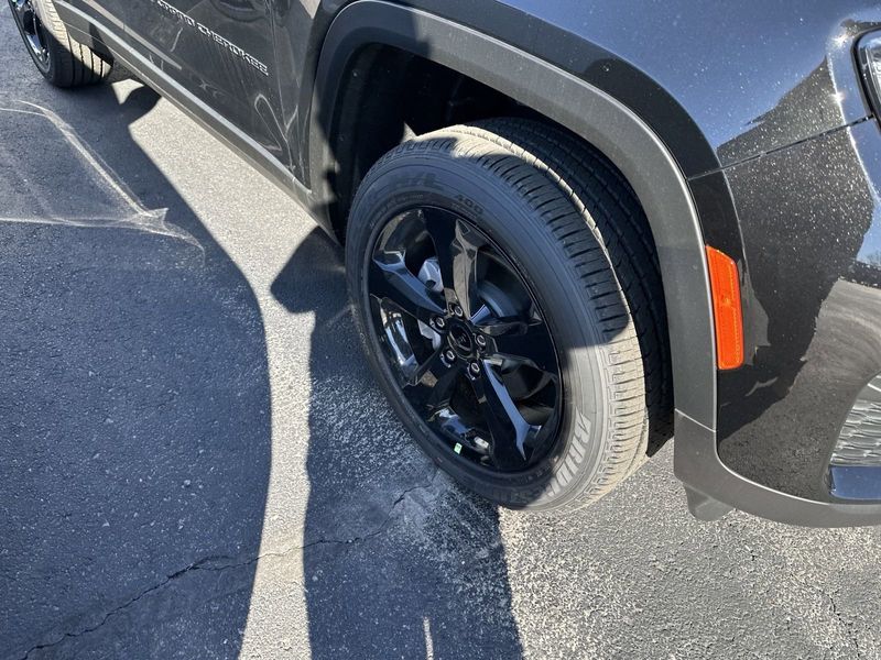 2024 Jeep Grand Cherokee Altitude X 4x4 in a Diamond Black Crystal Pearl Coat exterior color and Global Blackinterior. Gupton Motors Inc 615-384-2886 guptonmotors.com 