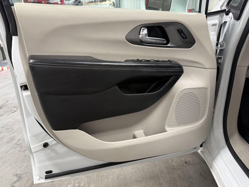 Used 2022 Chrysler Pacifica Touring LImage 18