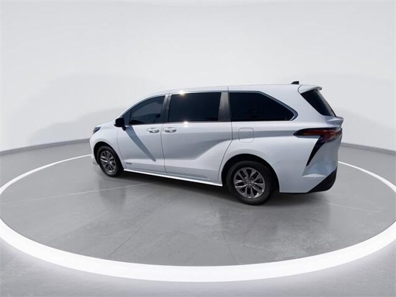2021 Toyota Sienna LEImage 6