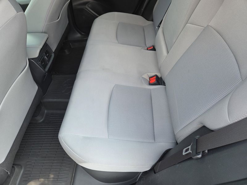 2022 Toyota Venza LE photo 21