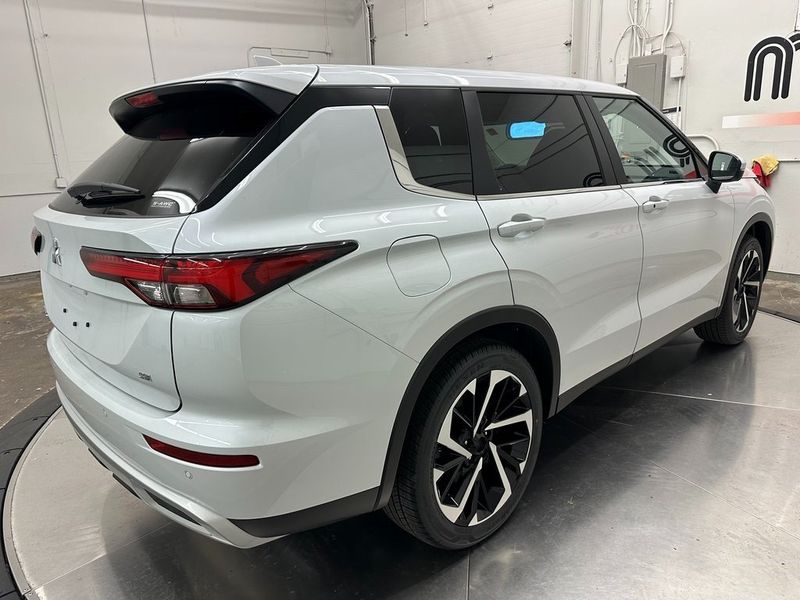 2024 Mitsubishi Outlander SEImage 10