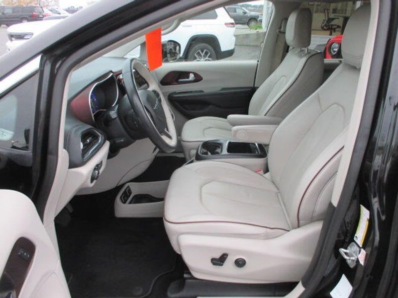 Used 2020 Chrysler Pacifica LimitedImage 17