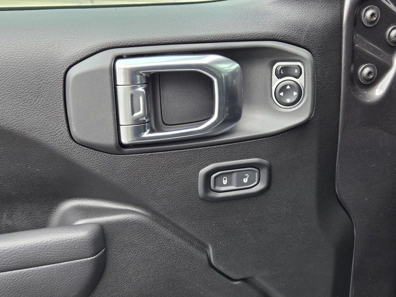 2025 Jeep Gladiator Willys photo 23