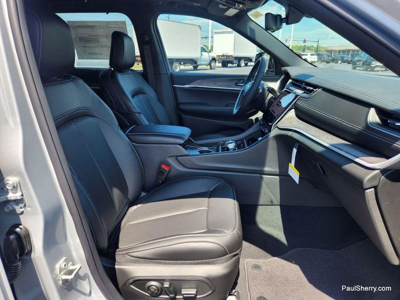 2025 Jeep Grand Cherokee Limited photo 26