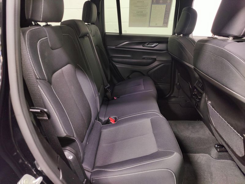 Used 2024 Jeep Grand Cherokee Laredo X Lux Tech V6 4x4Image 18