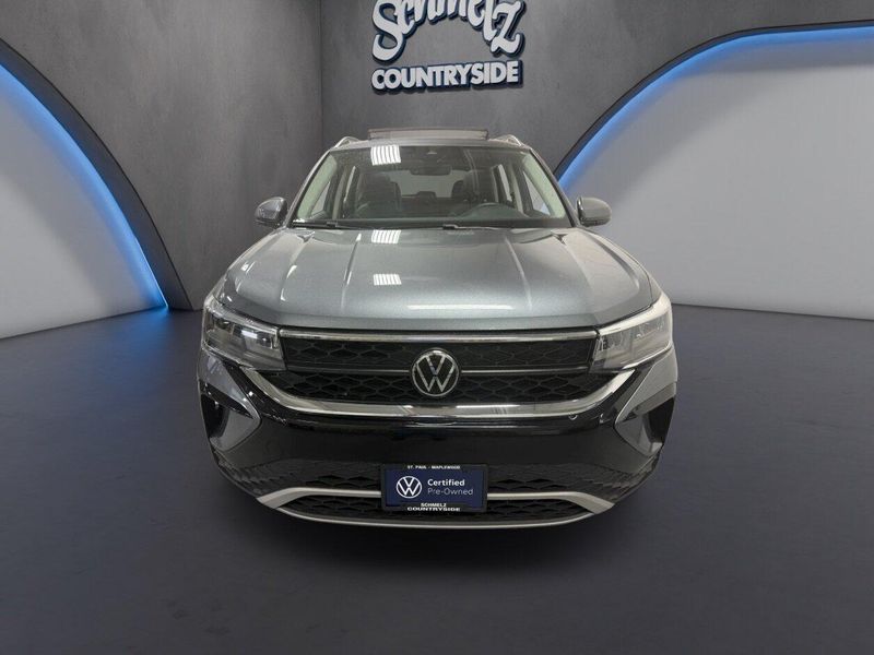 Used 2023 Volkswagen Taos SE w/SunroofImage 2
