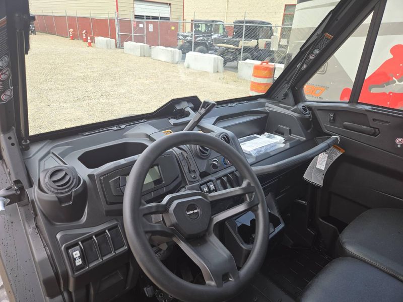 New 2027 Can-Am DEFENDER DPS CAB HD9 Image 9