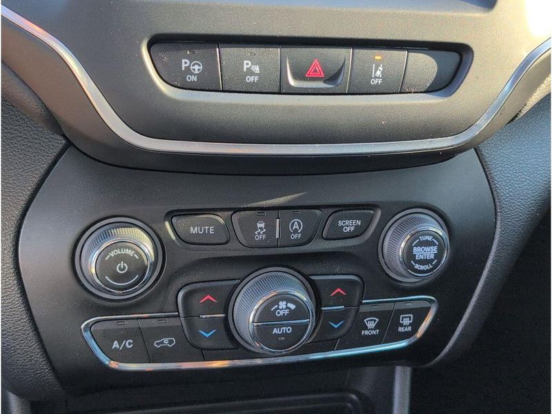 Used 2023 Jeep Cherokee Altitude LuxImage 16