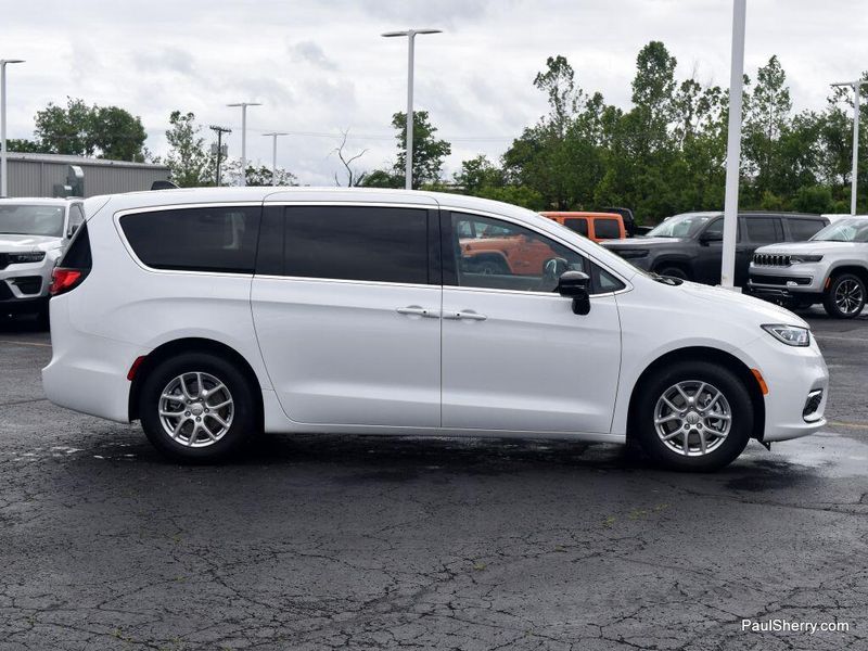 New 2025 Chrysler Pacifica SelectImage 15