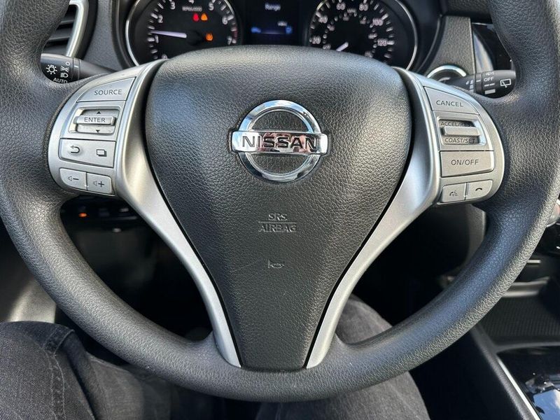 2016 Nissan Rogue SVImage 3