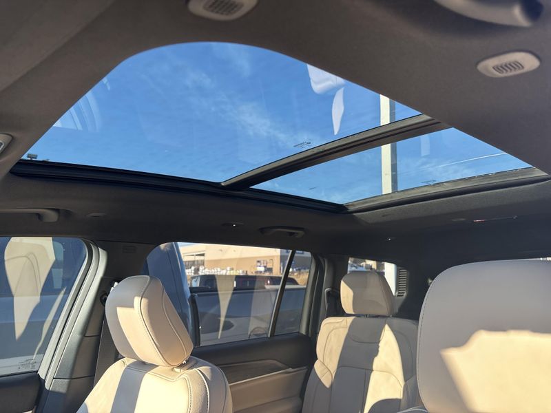 New 2025 Jeep Grand Cherokee L Limited 4x4Image 37