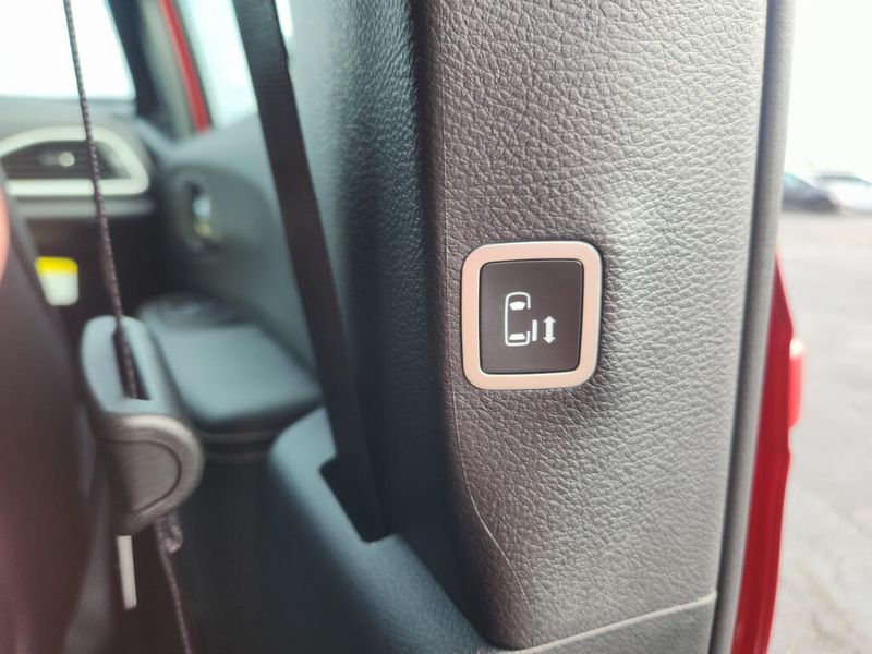 New 2027 Chrysler Pacifica Select