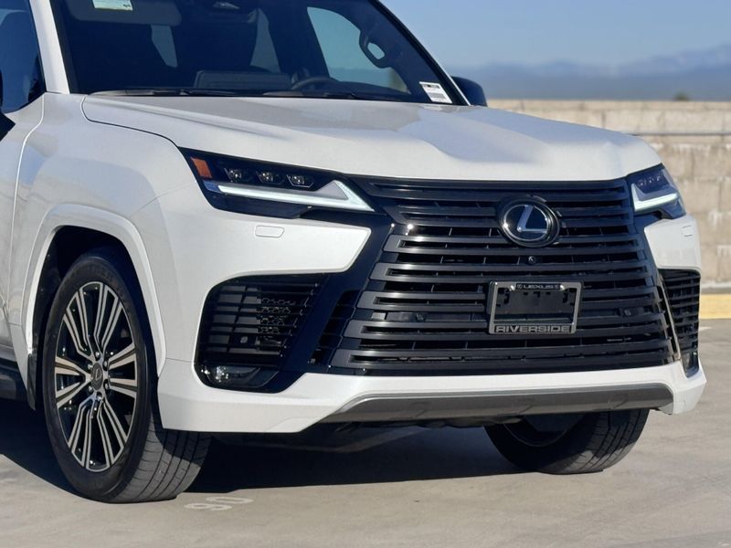 2025 Lexus LX 600 LuxuryImage 3