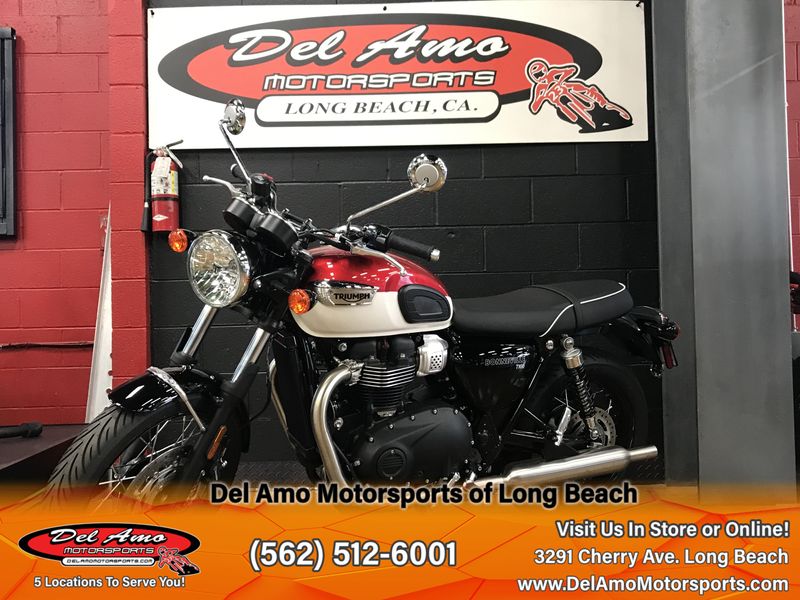 2023 Triumph BONNEVILLE T100  in a CARNIVAL RED/FUSION WHITE exterior color. Del Amo Motorsports of Long Beach (562) 362-3160 delamomotorsports.com 