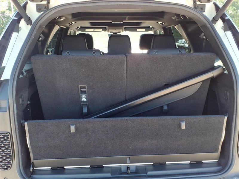 Used 2017 Land Rover Discovery HSEImage 17
