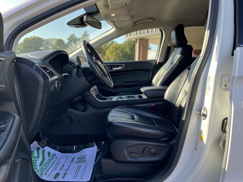 2022 Ford Edge Titanium photo 19