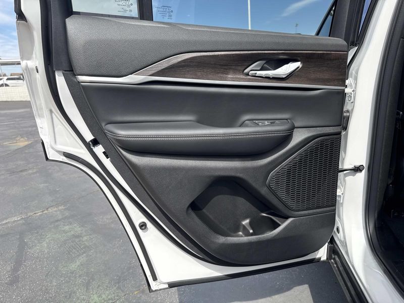 New 2026 Jeep Grand Cherokee Laredo Altitude 4x4