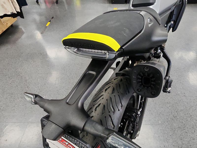 New 2025 Husqvarna VITPILEN 801 Image 15