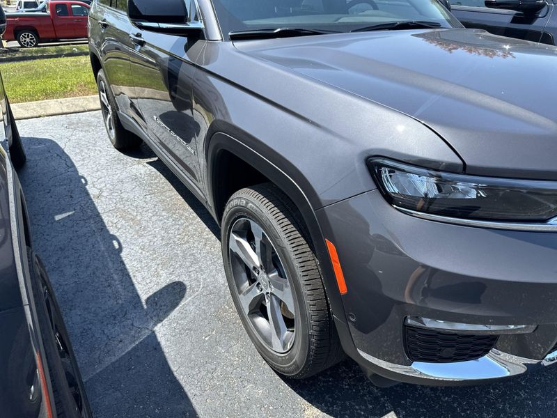 New 2025 Jeep Grand Cherokee L Limited 4x4Image 4