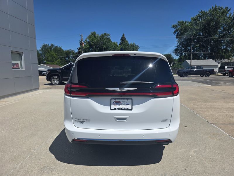 New 2025 Chrysler Pacifica SelectImage 8