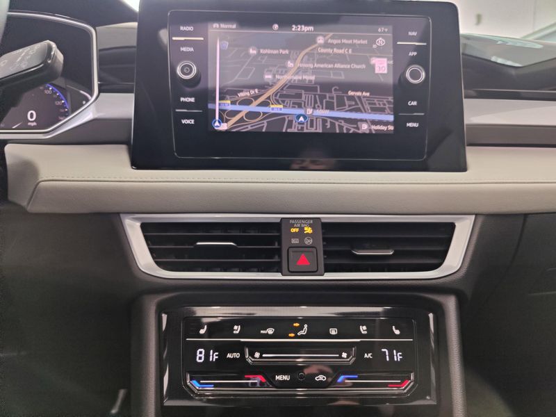 Used 2025 Volkswagen Taos SEL AWD w/Sunroof/NavImage 18