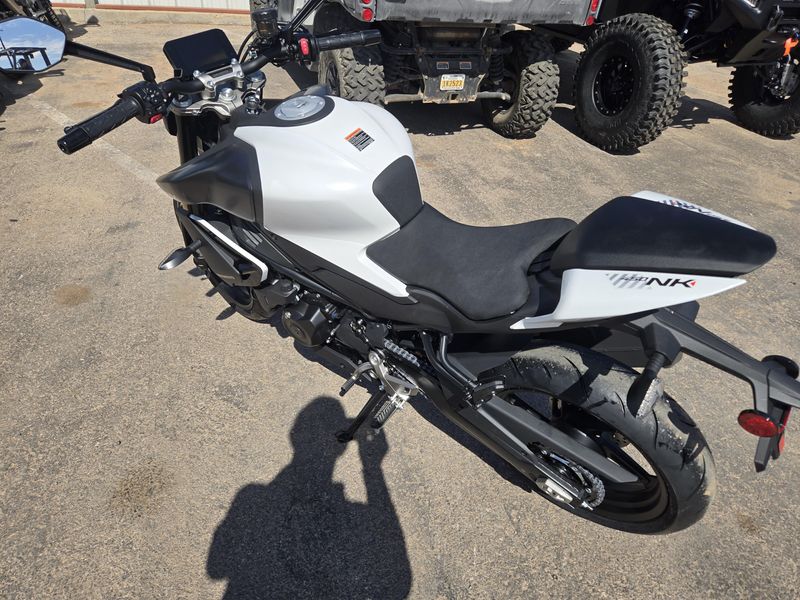 2025 CFMOTO 450NK NEBULA WHITEImage 4