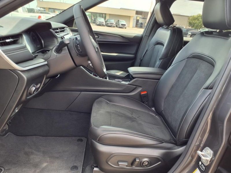 2025 Jeep Grand Cherokee Altitude photo 7