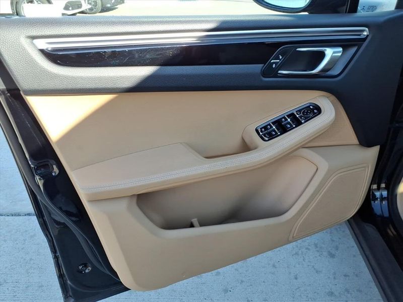 Used 2017 Porsche Macan BaseImage 14