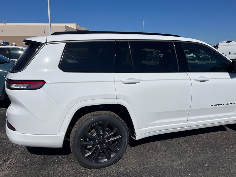 New 2026 Jeep Grand Cherokee L Limited Reserve 4x4Image 6
