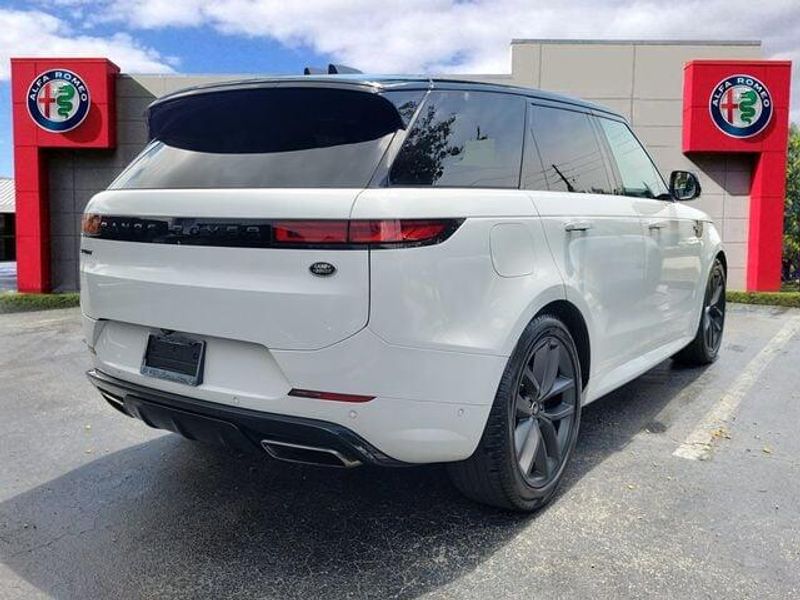 2023 Land Rover Range Rover Sport SE photo 4