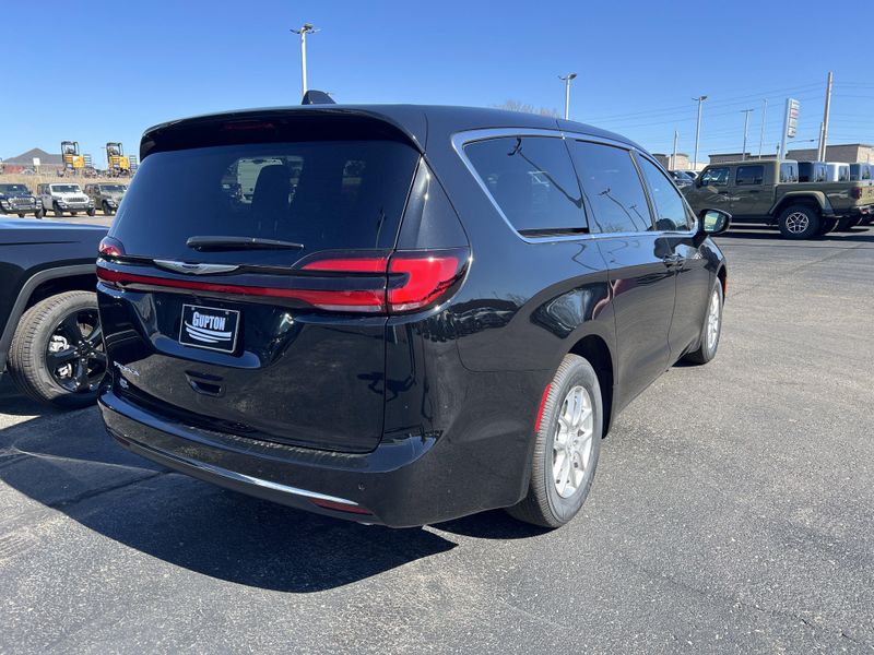 New 2026 Chrysler Pacifica SelectImage 6