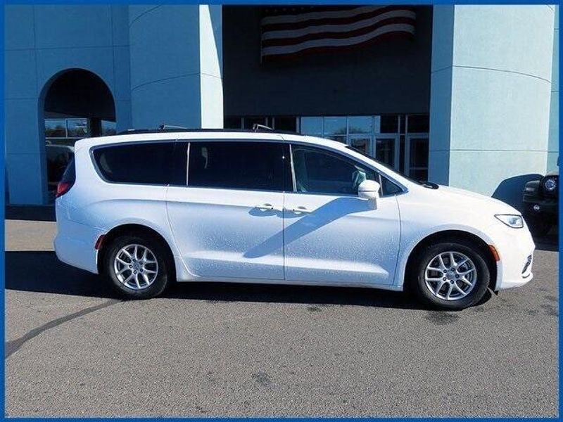 2022 Chrysler Pacifica Touring LImage 2