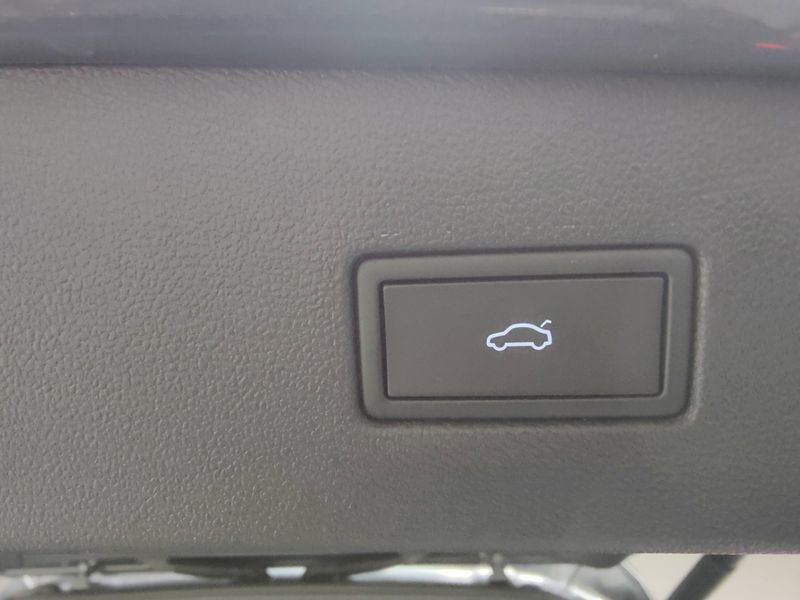 Used 2022 Volkswagen Tiguan SE R-Line Black AWD w/SUnroofImage 17