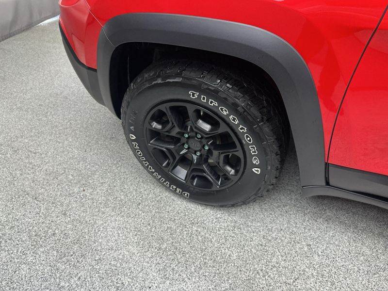 Used 2019 Jeep Cherokee TrailhawkImage 2