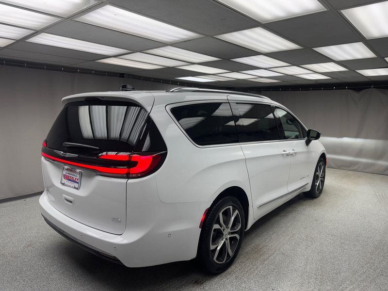 2025 Chrysler Pacifica Pinnacle AwdImage 3