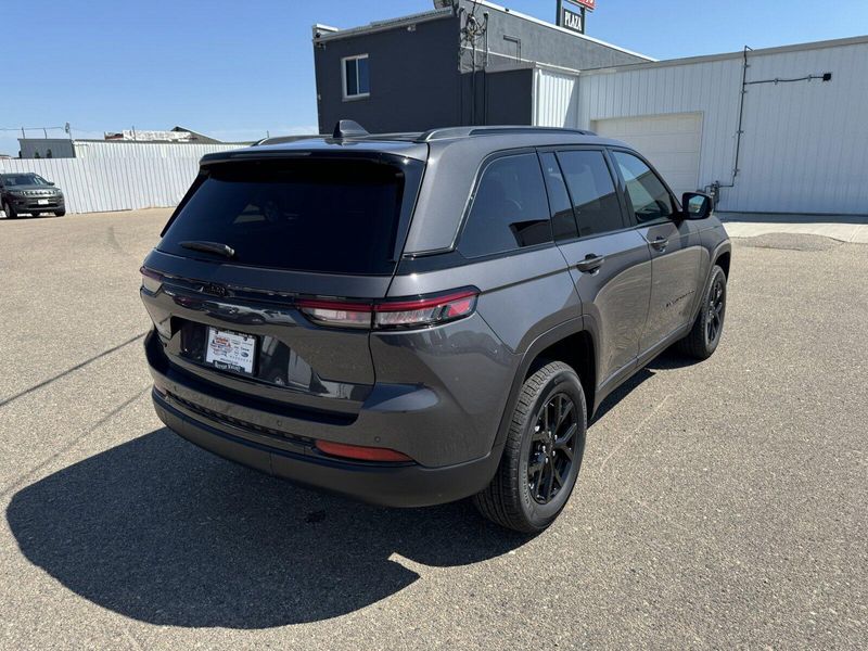 2024 Jeep Grand Cherokee Altitude XImage 8