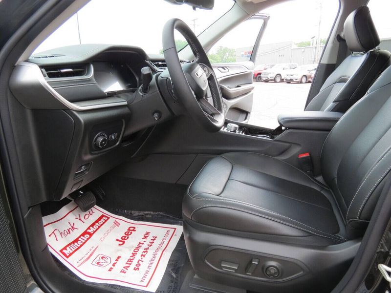 New 2023 Jeep Grand Cherokee L Limited 4x4 4dr SUVImage 9