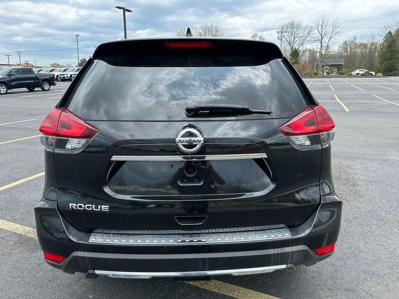 2018 Nissan Rogue SVImage 14