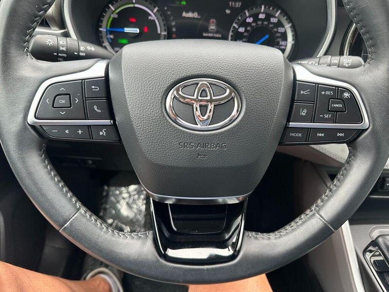 2021 Toyota Highlander XLE photo 3