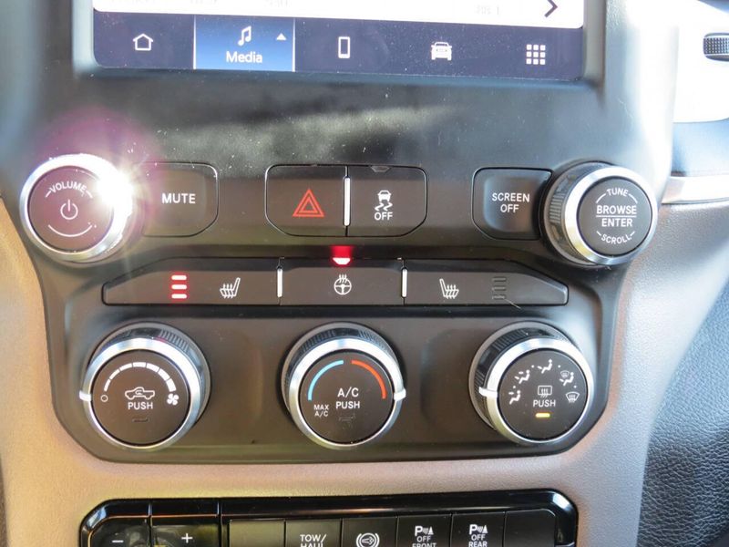 Used 2023 RAM 2500 Big Horn 4x4 4dr Crew Cab 6.3 ft. SB PickupImage 17