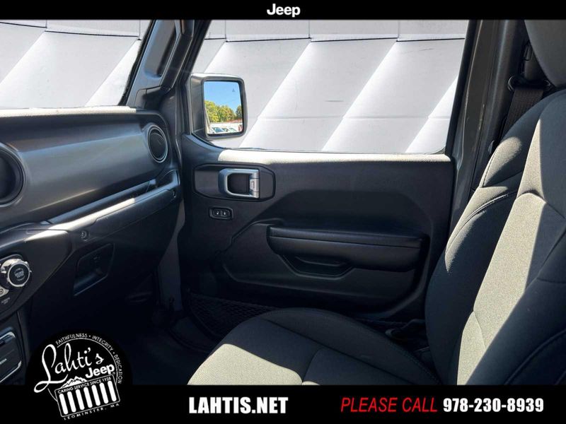 2021 Jeep Gladiator Sport S photo 13