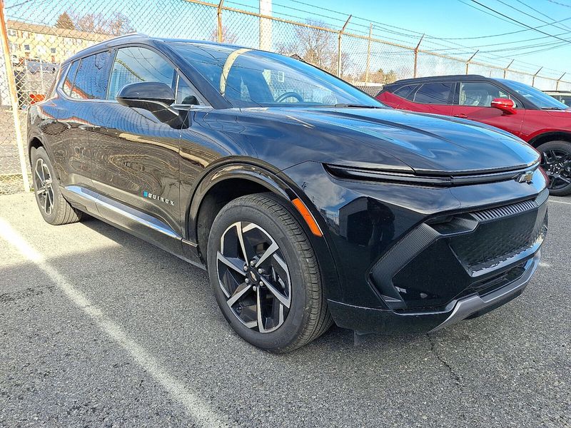 2025 Chevrolet Equinox EV 1LT photo 3