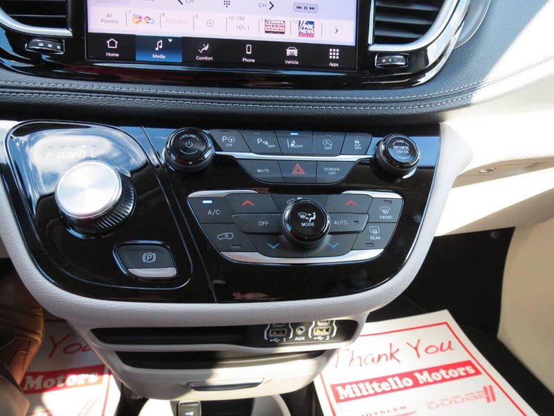 New 2026 Chrysler Voyager LxImage 17