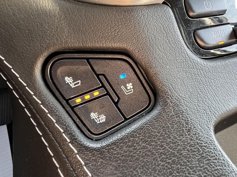 2020 Gmc Yukon SLT photo 32