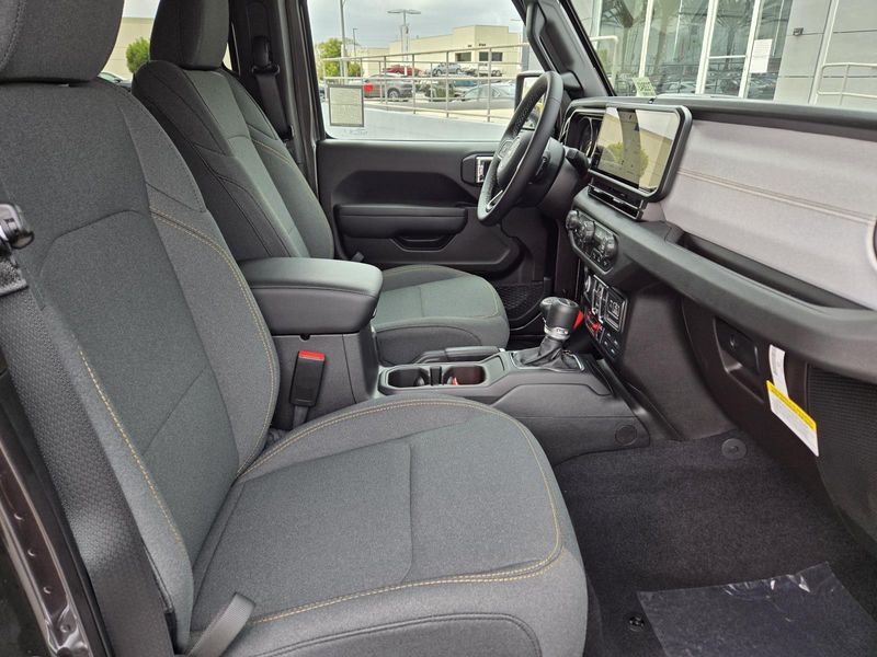 2025 Jeep Gladiator Willys photo 35