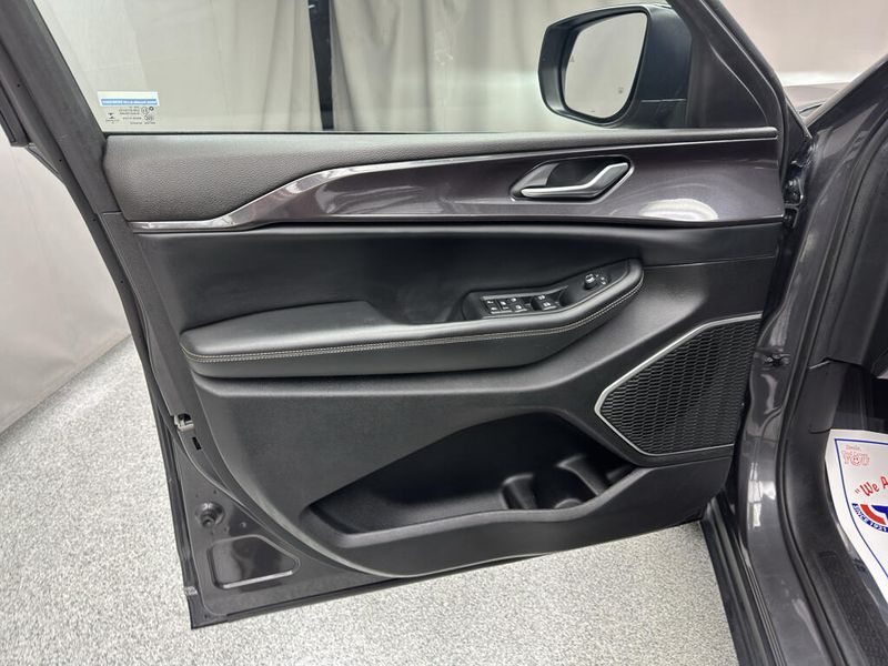Used 2022 Jeep Grand Cherokee L LaredoImage 3